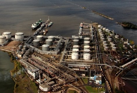 Нефтяной терминал спб. Нефтяной терминал Санкт-Петербург. Питерский нефтяной терминал. ПНТ СПБ. Нефтеналивной терминал Лукойл.